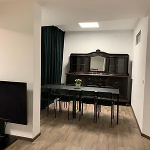  Apartment Central Private In Popular Neighborhood!
